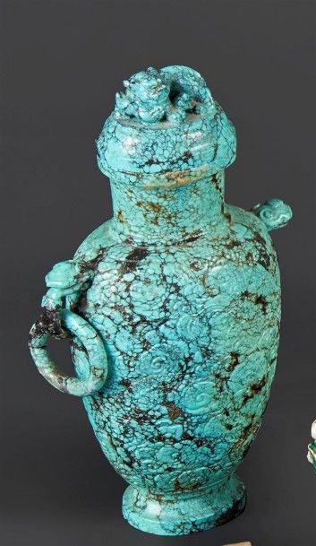 CHINE - Début XXe siècle Vase couvert en turquoise sculptée d'un dragon pourchassant...