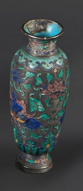 CHINE - Epoque de la République - MINGUO (1912 - 1949) Petit vase en argent ciselé...