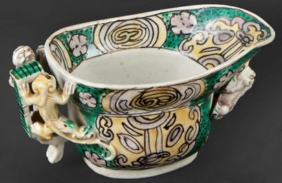 CHINE - EPOQUE KANGXI (1662 - 1722) Coupe libatoire en porcelaine émaillée vert,...