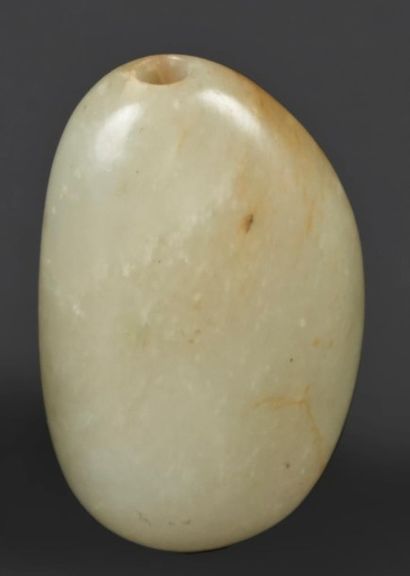 CHINE - XIXe siècle Flacon tabatière en néphrite rouille en forme de galet.
H. 6...