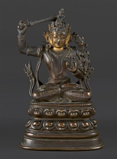 TIBET - XVIIIe siècle Statuette en bronze à patine brune de Manjusri assis en padmasana...