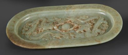 CHINE - XIXe siècle Plateau de forme ovale en néphrite céladon à décor sculpté en...