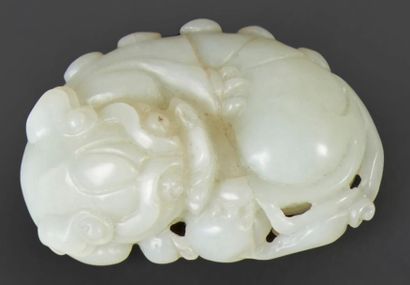 CHINE - Fin Époque QING (1644 - 1911) Deux pendentifs en néphrite blanche et rouille,...