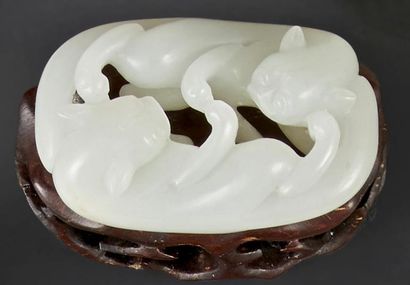 CHINE - XXe siècle Deux ornements en néphrite blanche, deux félins couchés l'un en...