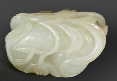 CHINE - Début XXe siècle Ornement en néphrite céladon sculptée en forme de fruits...