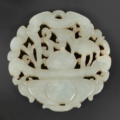 CHINE - XXe siècle Deux ornements en néphrite céladon, l'un en forme de panier fleuri,...