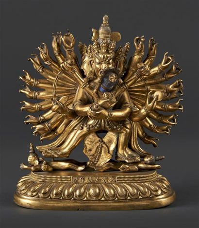 CHINE - XIXe siècle Groupe en bronze doré, Vajrapani féroce à quatre têtes et vingt...