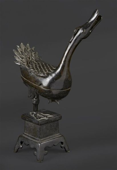 CHINE - Epoque MING (1368 - 1644) Brûle-parfum en forme de canard en bronze à patine...