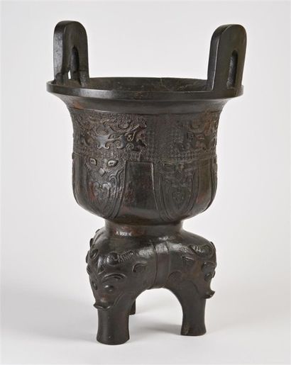 CHINE - XIXe siècle Récipient à aliments "yan" en bronze à patine brune à décor ciselé...