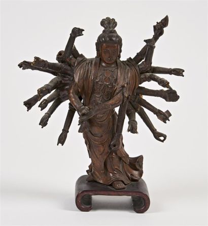CHINE - XVIIIe siècle Statuette de Guanyin debout à vingt quatre bras en bois laqué...