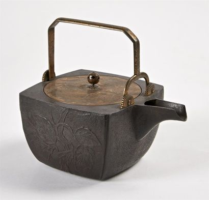 JAPON - Epoque MEIJI (1868 - 1912) Tetsubin (théière) en fonte de fer moulée de feuilles...