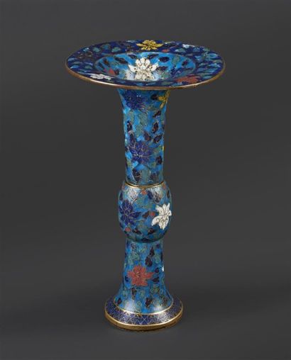 CHINE - Epoque MING (1368 - 1644), XVIIe siècle Vase de forme "gu" en bronze et émaux...