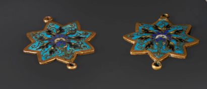CHINE - Vers 1900 Deux éléments décoratifs en forme d'étoile en bronze doré et émaux...