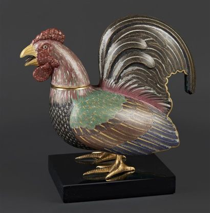 CHINE - XIXe siècle Statuette de coq posé en bronze doré, le plumage noir, vert,...
