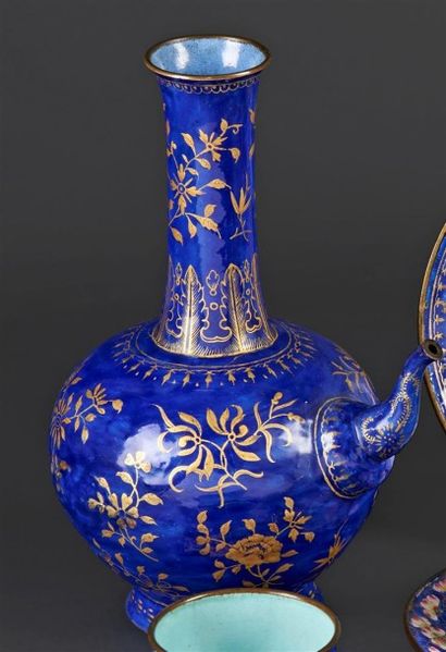 CHINE - XIXe siècle Kendi en cuivre et émaux peints or sur fond bleu de fleurs stylisées...