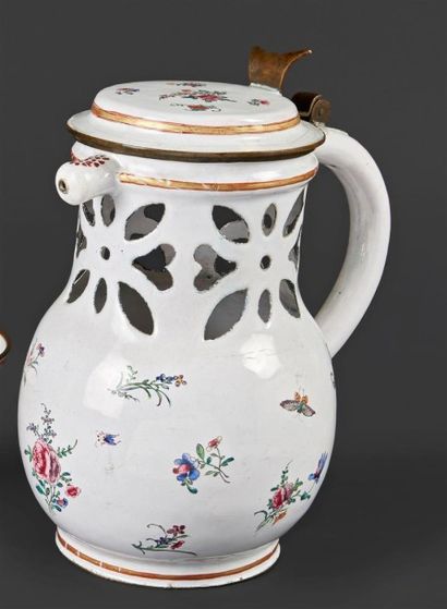 CHINE - XVIIIe siècle Pot à anse en cuivre et émaux peints de papillons parmi des...