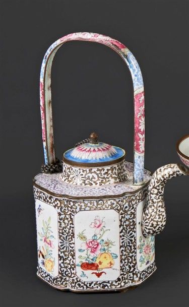 CHINE - XVIIIe siècle Verseuse de forme hexagonale en cuivre et émaux peints à décor...