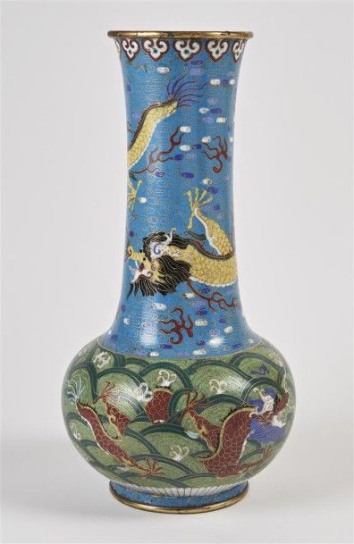 CHINE - Fin XIXe siècle Vase à panse basse et long col en bronze doré et émaux cloisonnés...