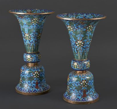 CHINE - XIXe siècle Paire de vases de forme "gu" en bronze et émaux cloisonnés à...