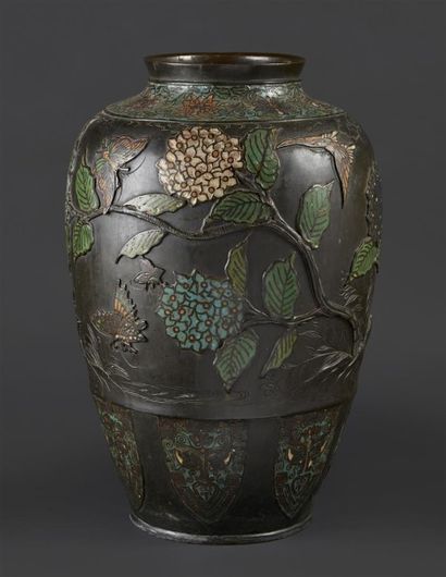 JAPON - Vers 1900 Vase balustre en bronze à patine brune à décor en émaux champslevés...