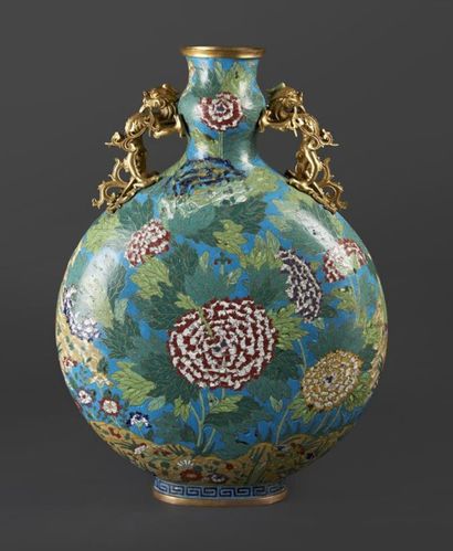 CHINE - Epoque JIAQING (1796 - 1820) Vase de forme gourde en bronze doré et émaux...