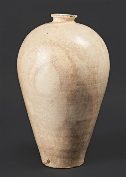 CHINE - XIIIe/XIVe siècle Vase de forme "meiping" en grès émaillé beige craquelé....