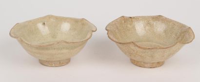 VIETNAM - XIVe siècle Deux coupes polylobées en grès porcelaineux émaillé céladon...