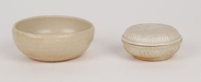 VIETNAM - XIIIe/XIVe siècle Coupe en grès porcelaineux émaillé céladon clair et boîte...