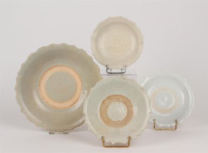 CHINE - XIVe/XVe siècle Quatre coupes polylobées en porcelaine émaillée blanche et...