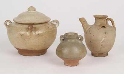 THAILANDE, Sawankalok - XIVe/XVe siècle Pot couvert à quatre anses et une petite...