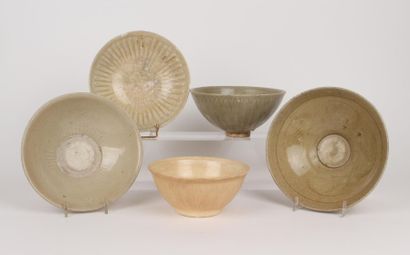 CHINE - XIIIe/XIVe siècle Ensemble comprenant cinq bols en grès porcelaineux émaillé...