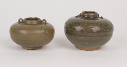 THAILANDE - XIVe/XVe siècle Deux petits pots à deux anses en grès porcelaineux émaillé...