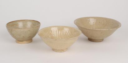 CHINE - SONG DU SUD (1127 - 1279) Trois bols en grès porcelaineux émaillé céladon,...