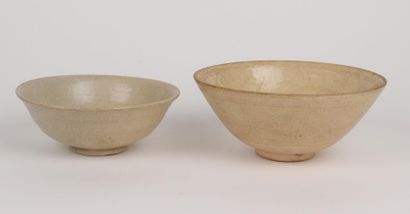 VIETNAM - XIIIe/XIVe siècle Deux bols en grès porcelaineux émaillé beige, l'un à...