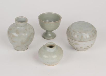 CHINE - XIVe/XVe siècle Ensemble comprenant une boite et une petite jarre en porcelaine...