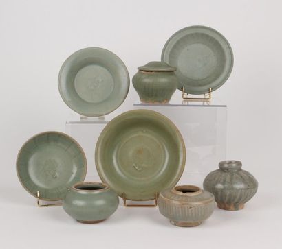 Chine - XIVe siècle Ensemble comprenant quatre coupes et quatre pots dont deux couverts...