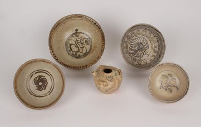THAILANDE, Sawankalok - XIVe/XVe siècle Ensemble comprenant quatre bols et une petite...