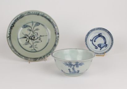CHINE - XVIe/XVIIe siècle Deux coupes et un bol en porcelaine décorée en bleu sous...