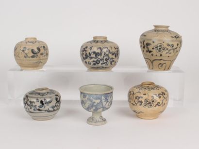 VIETNAM - XVe/XVIe siècle Ensemble comprenant cinq pots et une coupe sur piédouche...