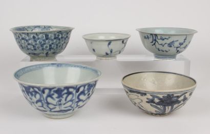 CHINE, Fours de Swatow - XVIe/XVIIe siècle Ensemble comprenant cinq bols en porcelaine...