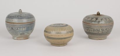 THAILANDE, Sawankalok - XIVe/XVe siècle Trois boites rondes en grès porcelaineux...