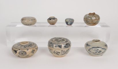 THAILANDE - XVe siècle Ensemble comprenant quatre petites boites rondes et quatre...