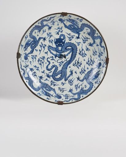 CHINE Grande coupe ronde en porcelaine à décor en bleu sous couverte de cinq dragons...