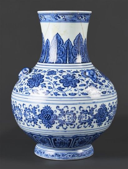 CHINE - Epoque YONGZHENG (1723 - 1735) Vase de forme "zun" balustre à col évasé en...