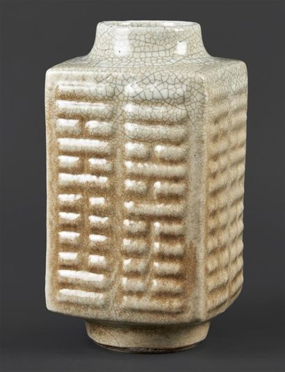 CHINE - XXe siècle Vase de forme "cong" en porcelaine émaillé céladon craquelé.
H....