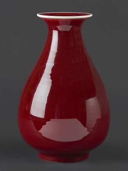 CHINE - XXe siècle Vase de forme "yuhuchunping" en porcelaine émaillée rouge. Marque...