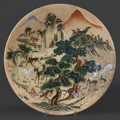 CHINE, Nankin - XIXe siècle Plat en porcelaine émaillée céladon craquelé et décoré...