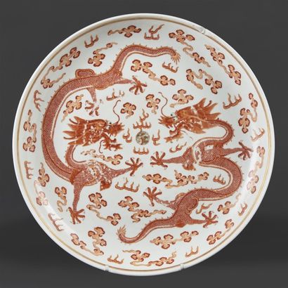 CHINE - Époque GUANGXU (1875 - 1908) Plat rond en porcelaine décoré en émail rouge...
