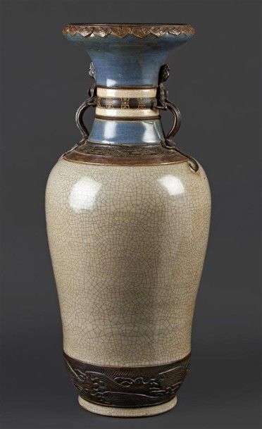 CHINE, Nankin - Vers 1900 Grand vase en porcelaine émaillée beige craquelé, l'épaule...