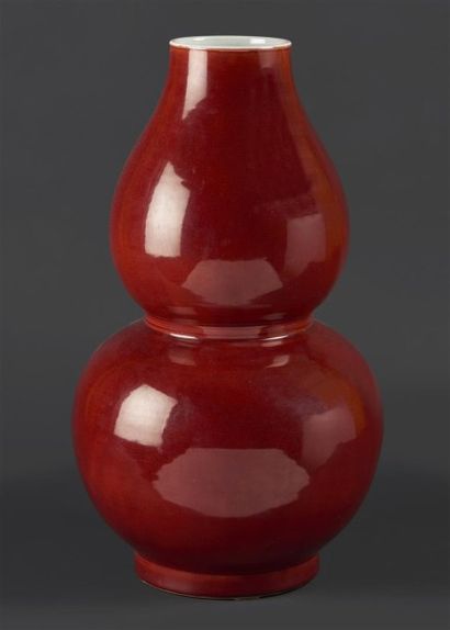 CHINE - XXe siècle Vase de forme double gourde en porcelaine émaillée rouge. Marque...